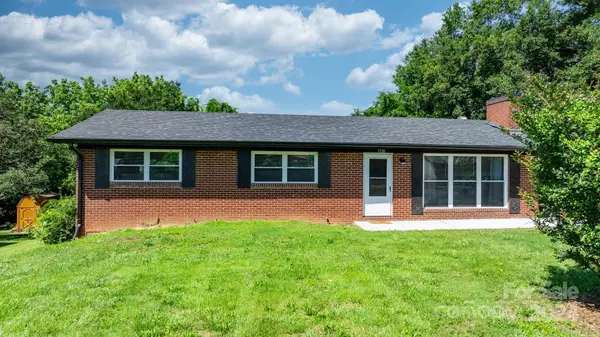 1230 2nd ST SE, Hickory, NC 28602