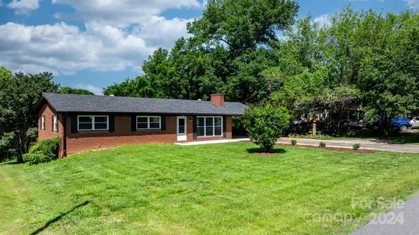 1230 2nd ST SE, Hickory, NC 28602