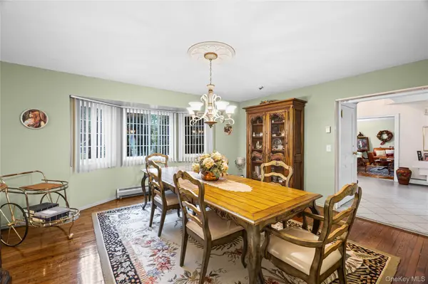 1 Jason CT, Dix Hills, NY 11746