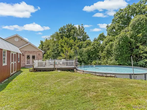 2150 Winter LN, Godfrey, IL 62035