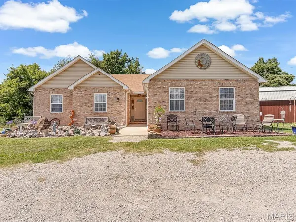 2150 Winter LN, Godfrey, IL 62035