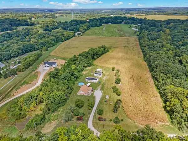 2150 Winter LN, Godfrey, IL 62035