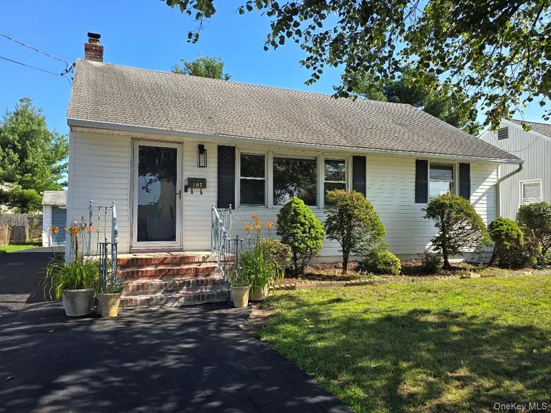 107 Nevada ST, Hicksville, NY 11801