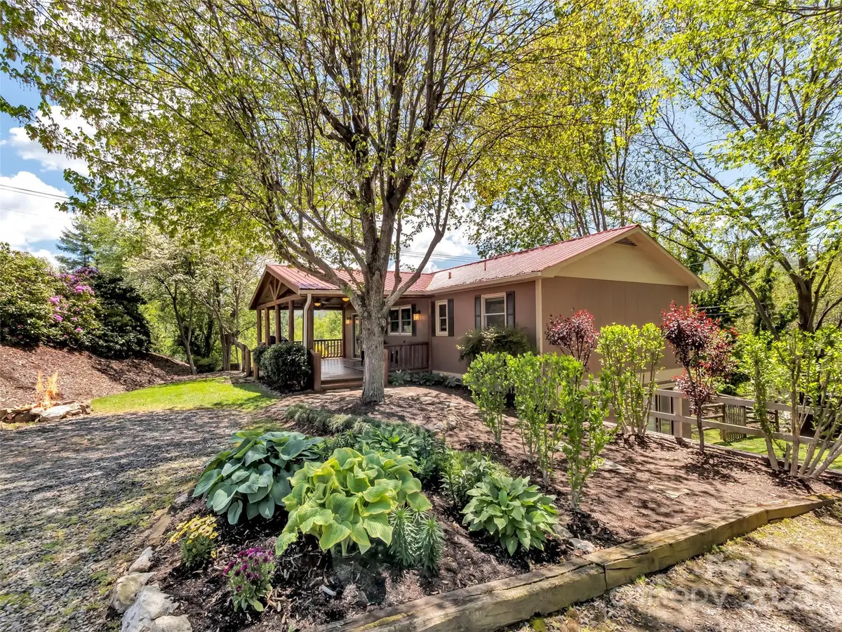 97 Hillcrest DR, Clyde, NC 28721