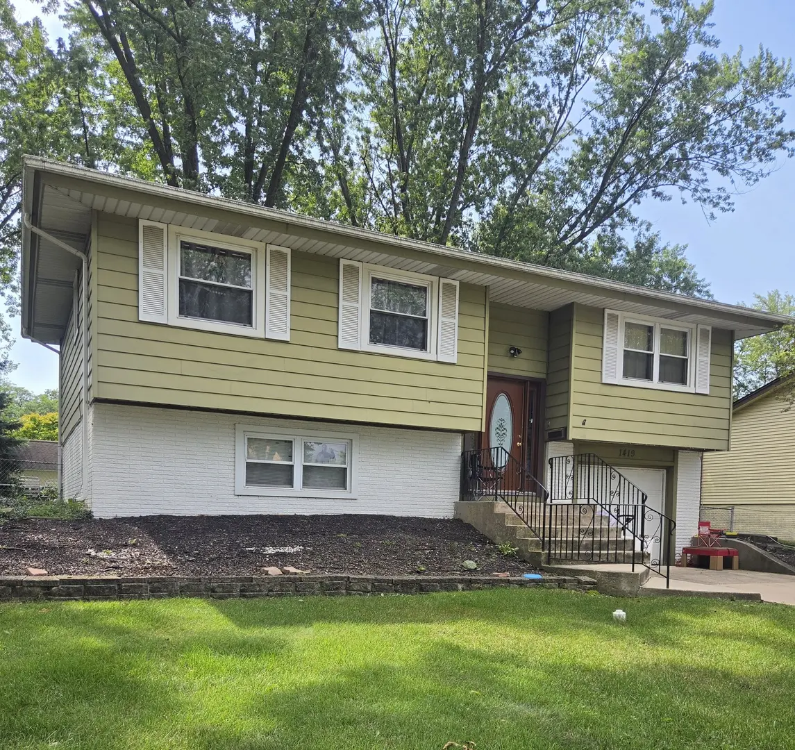 1419 Hampton LN, Schaumburg, IL 60193