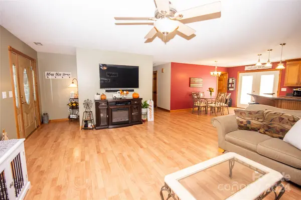 3075 Sunset DR NE, Claremont, NC 28610