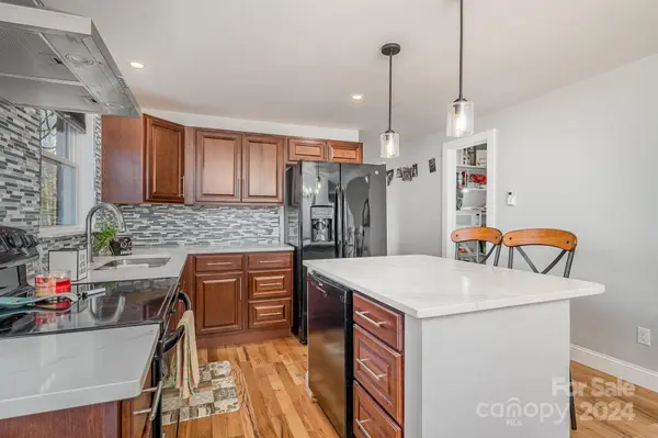 5494 Chestnut DR, Hickory, NC 28602