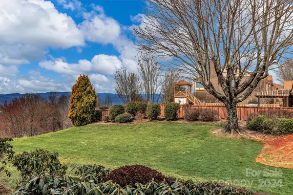 1604 Fleetwood PLZ, Laurel Park, NC 28739