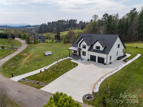 11 Ridge Glen LN, Leicester, NC 28748