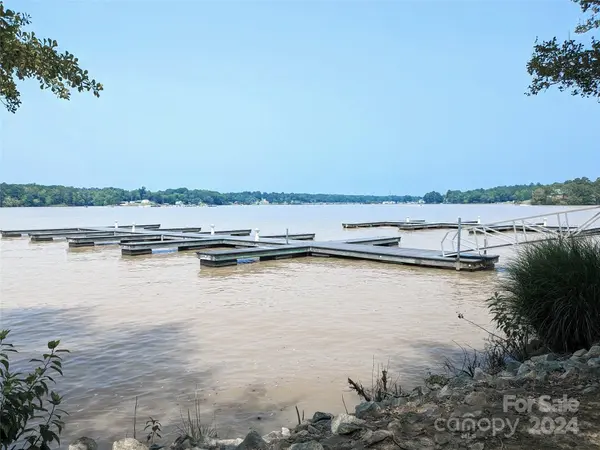 412 Eagles Harbor DR, Hodges, SC 29653