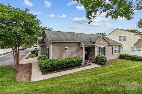 9043 Meadowmont View DR, Charlotte, NC 28269