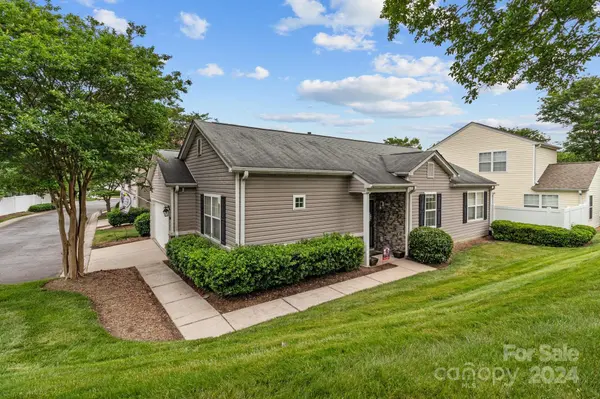 9043 Meadowmont View DR, Charlotte, NC 28269