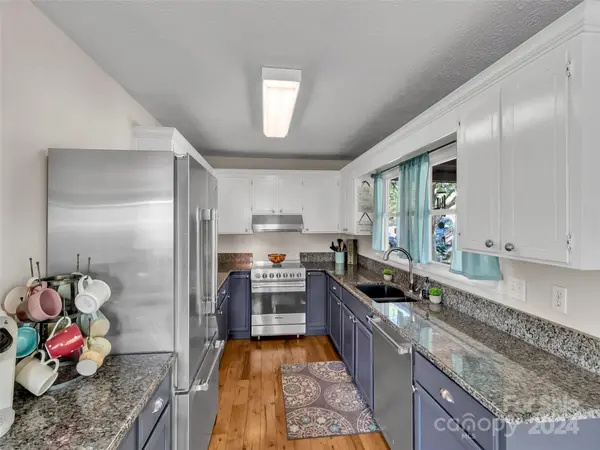 97 Hillcrest DR, Clyde, NC 28721