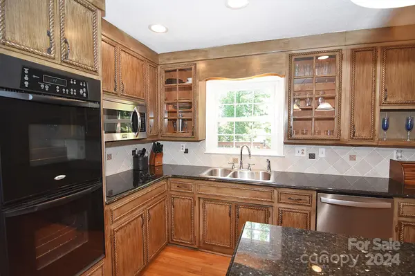 71 Lakemont Park RD, Hickory, NC 28601