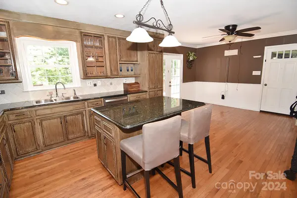 71 Lakemont Park RD, Hickory, NC 28601