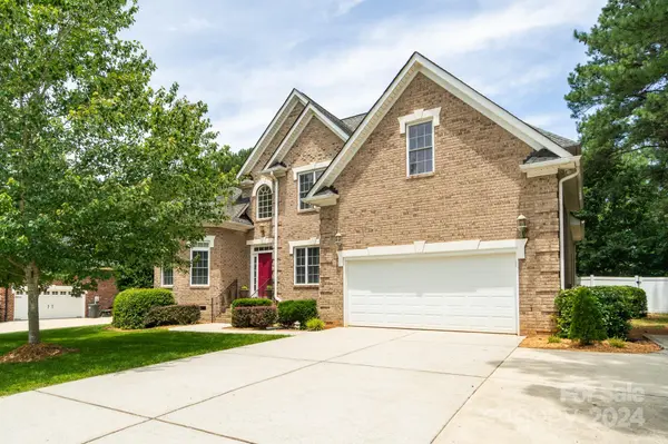106 Honeysuckle Creek LOOP, Mooresville, NC 28117