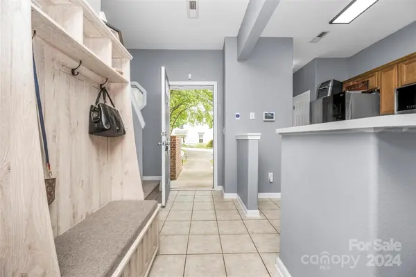 5810 Fox Ridge LN, Winston Salem, NC 27104