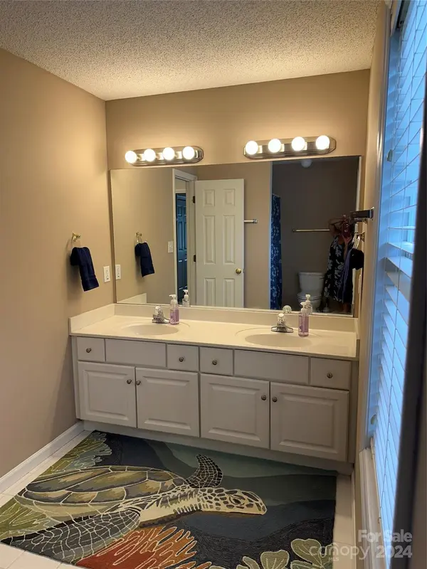 1833 Twin Ponds DR Hickory, NC 28602