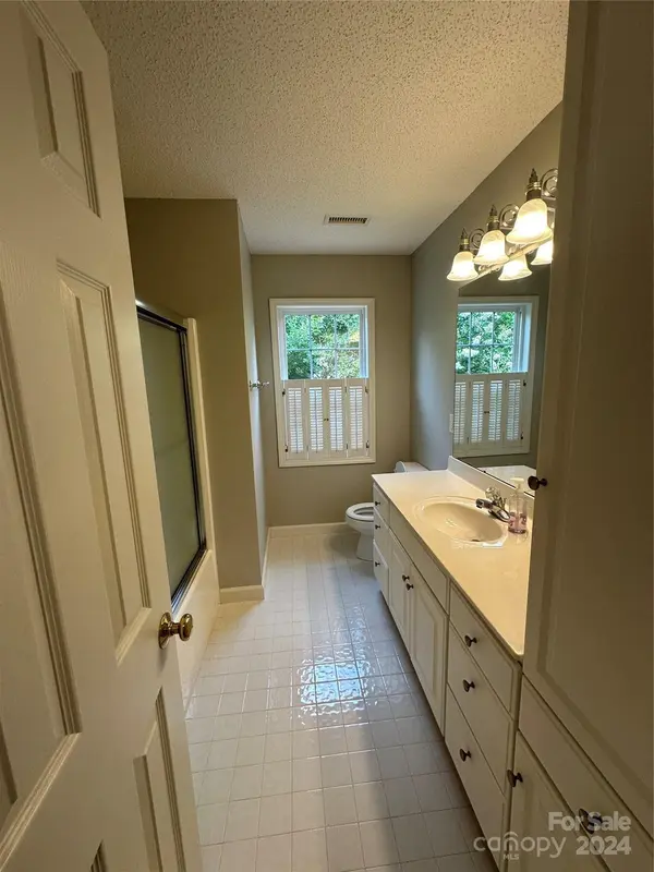 1833 Twin Ponds DR, Hickory, NC 28602