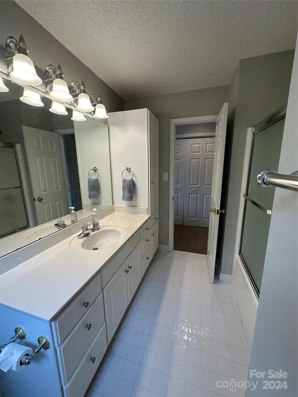 1833 Twin Ponds DR Hickory, NC 28602