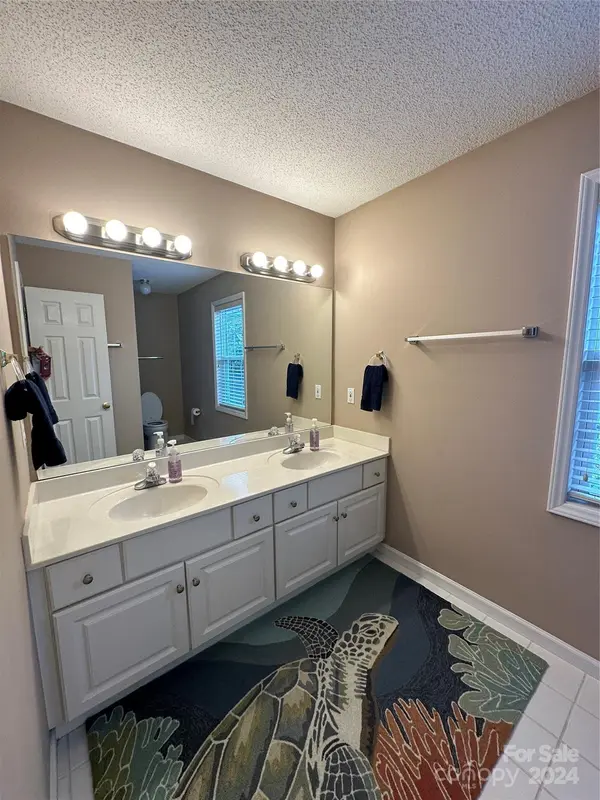1833 Twin Ponds DR Hickory, NC 28602