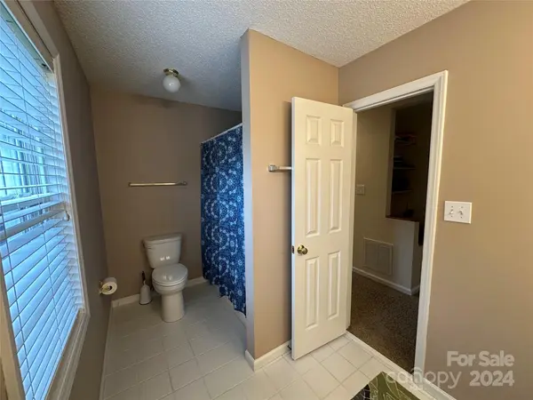 1833 Twin Ponds DR Hickory, NC 28602