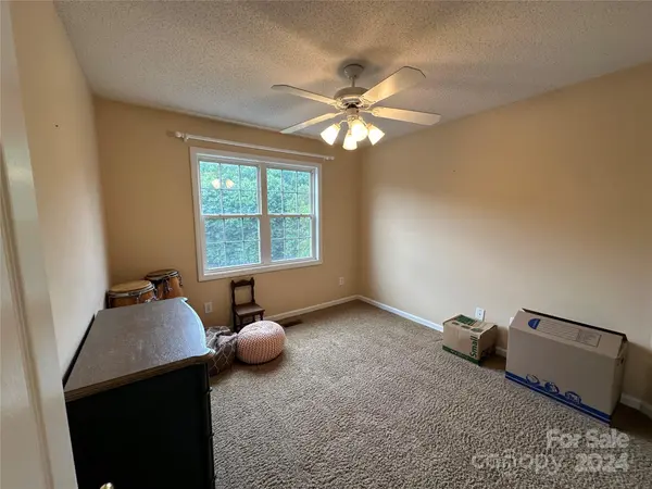 1833 Twin Ponds DR Hickory, NC 28602