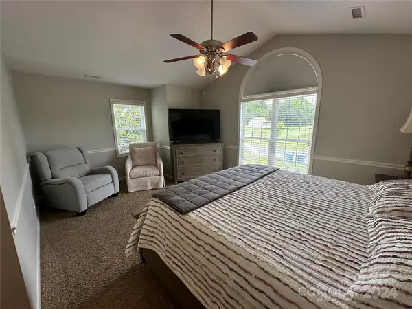 1833 Twin Ponds DR, Hickory, NC 28602
