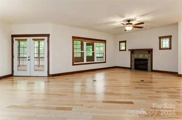 10 Double Eagle DR, Weaverville, NC 28787