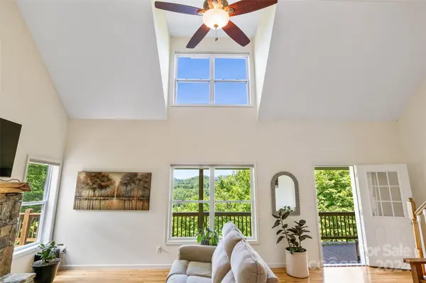 329 S Pinnacle DR, Burnsville, NC 28714
