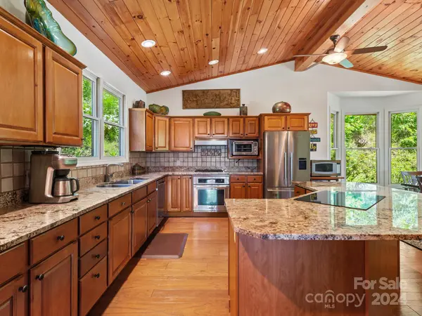 74 Hyder LN Weaverville, NC 28787
