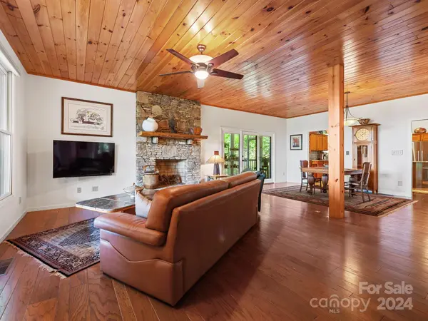 74 Hyder LN Weaverville, NC 28787
