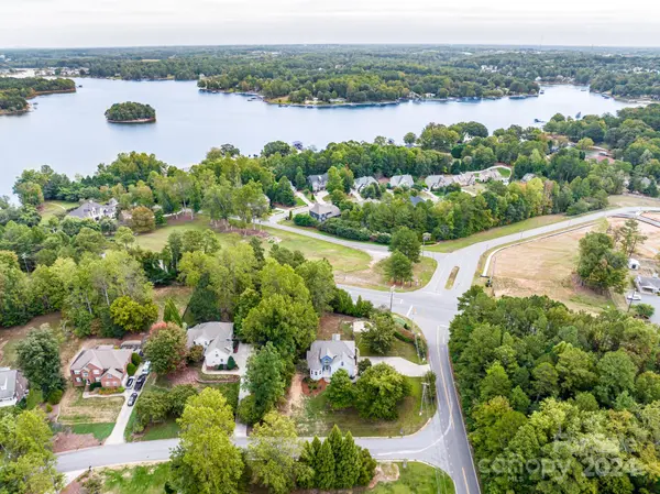 104 Grand Bay DR, Mooresville, NC 28117