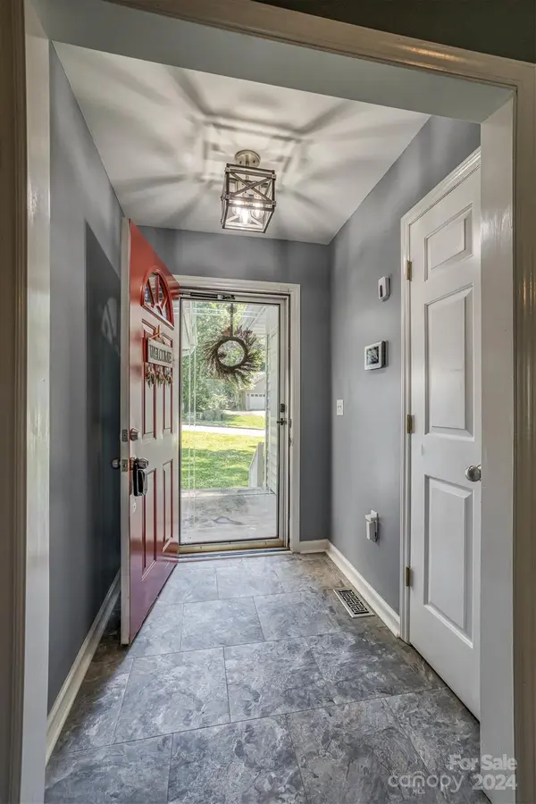 704 17th Avenue DR SE Hickory, NC 28602