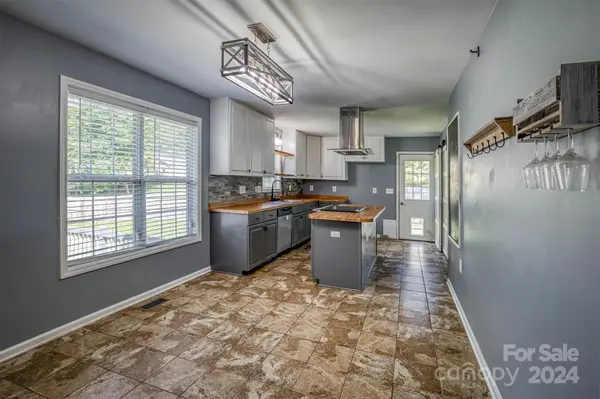 704 17th Avenue DR SE Hickory, NC 28602