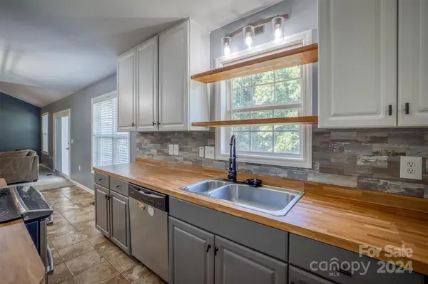 704 17th Avenue DR SE Hickory, NC 28602