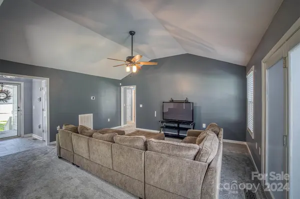 704 17th Avenue DR SE Hickory, NC 28602