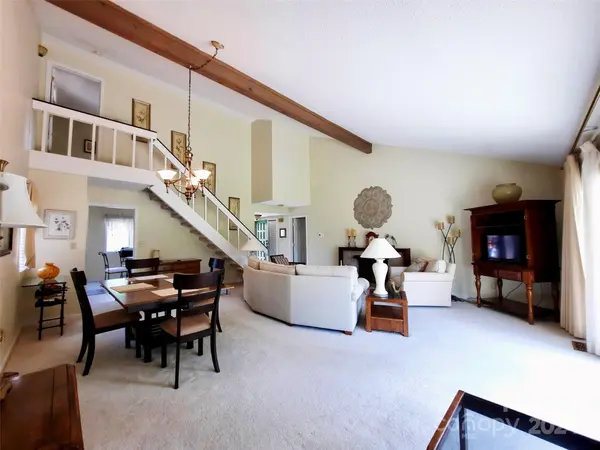 18 Foxmoor CT, Etowah, NC 28729