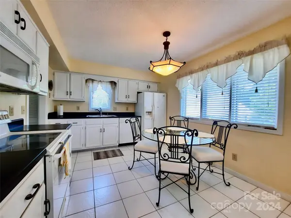 18 Foxmoor CT, Etowah, NC 28729