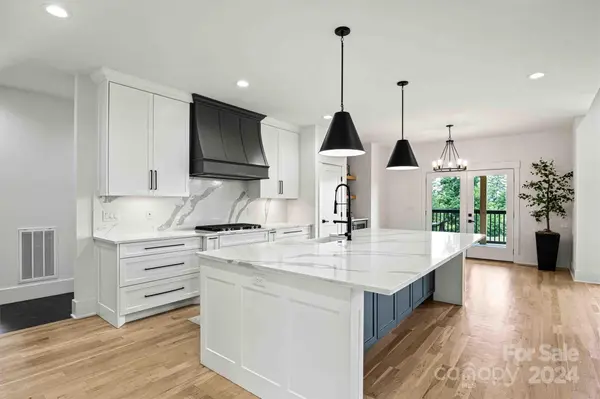 1159 North Shore DR Hickory, NC 28601