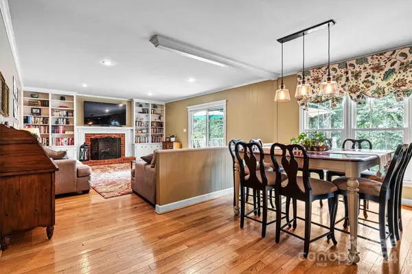 1055 14th Avenue DR NW, Hickory, NC 28601