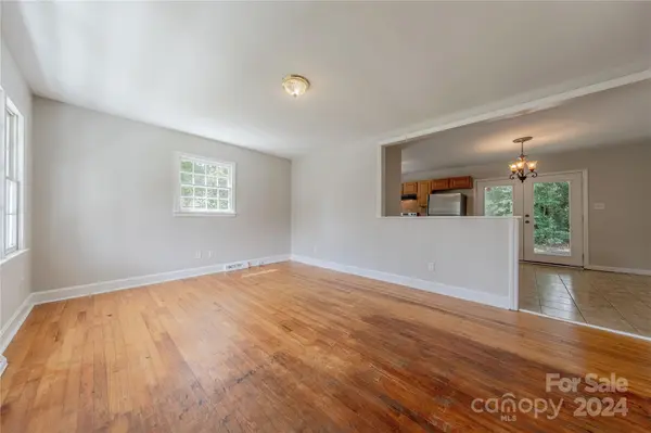 1310 Grovewood DR, Charlotte, NC 28208