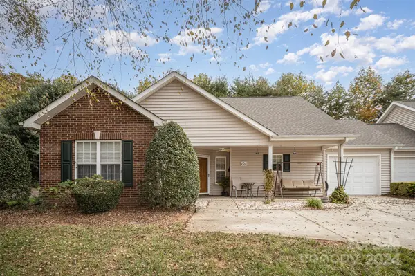 105 Oak Village Pkwy, Mooresville, NC 28117