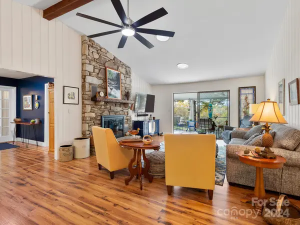 169 Oakwood LN, Columbus, NC 28722