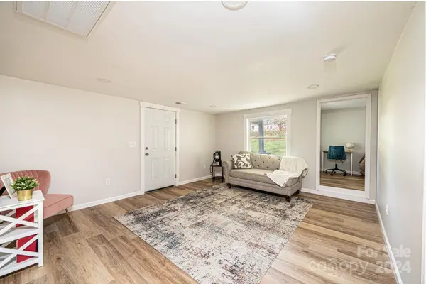 1357 Airport Rhodhiss RD #1, Hickory, NC 28601