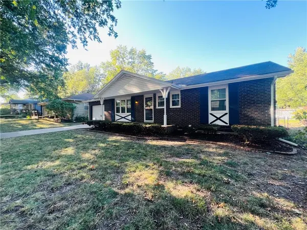 702 NE Darwin ST, Lee's Summit, MO 64063