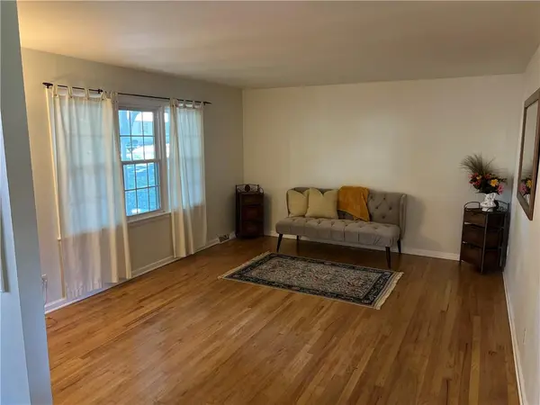 702 NE Darwin ST, Lee's Summit, MO 64063