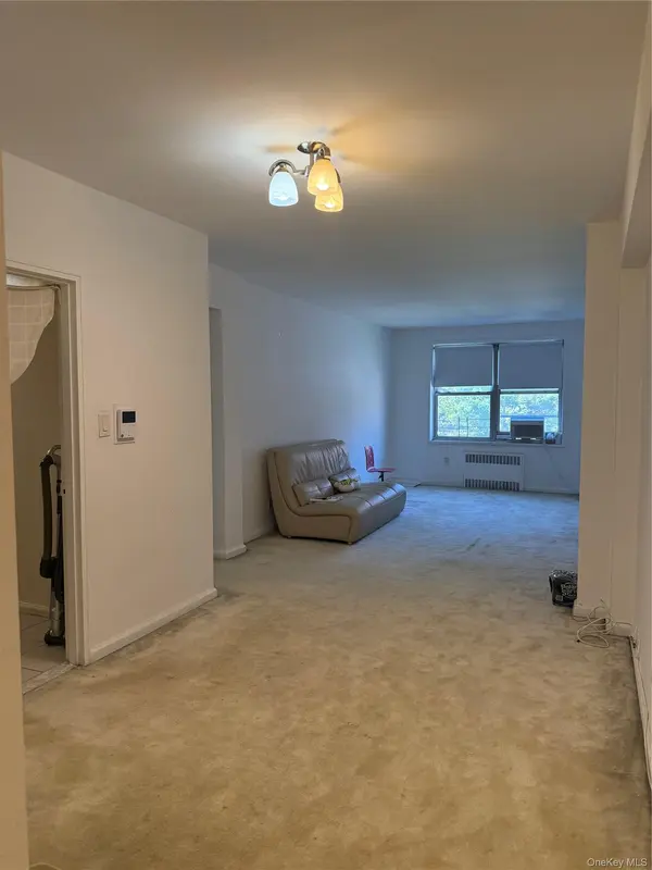 27-04 Parsons Blvd #2G, Flushing, NY 11354