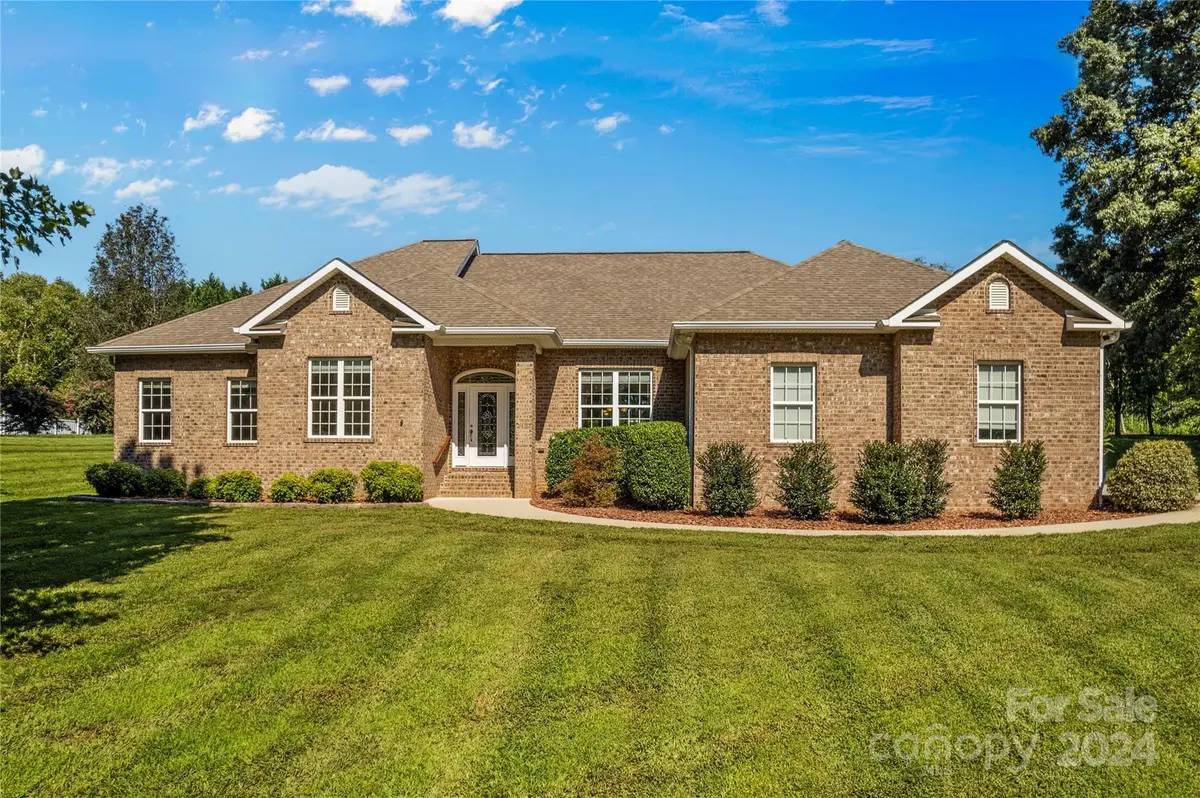 2427 Falcon LN, Statesville, NC 28625