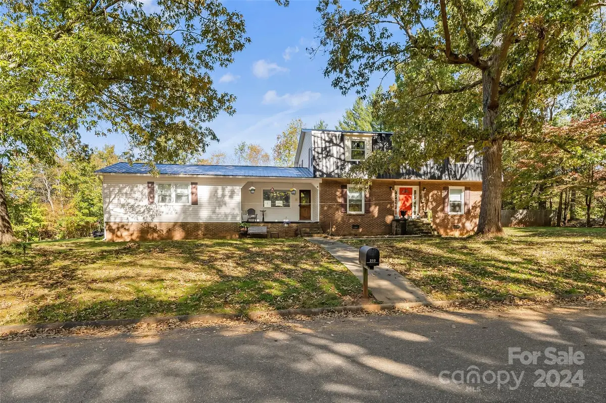 210 Woodside DR, Morganton, NC 28655